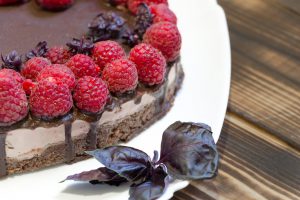 Праздничный шоколадный торт с кремом и ягодами