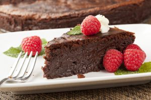 Шоколадный торт с малиновым кремом и ягодами