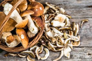 Как можно жарить белые грибы на сковороде