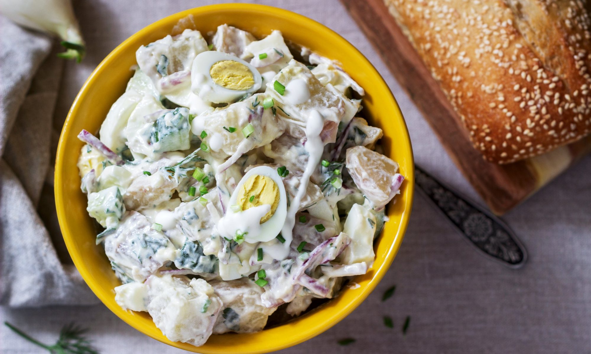 Большой зеленый салат с яйцами и гренками