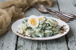 Большой зеленый салат с яйцами и гренками