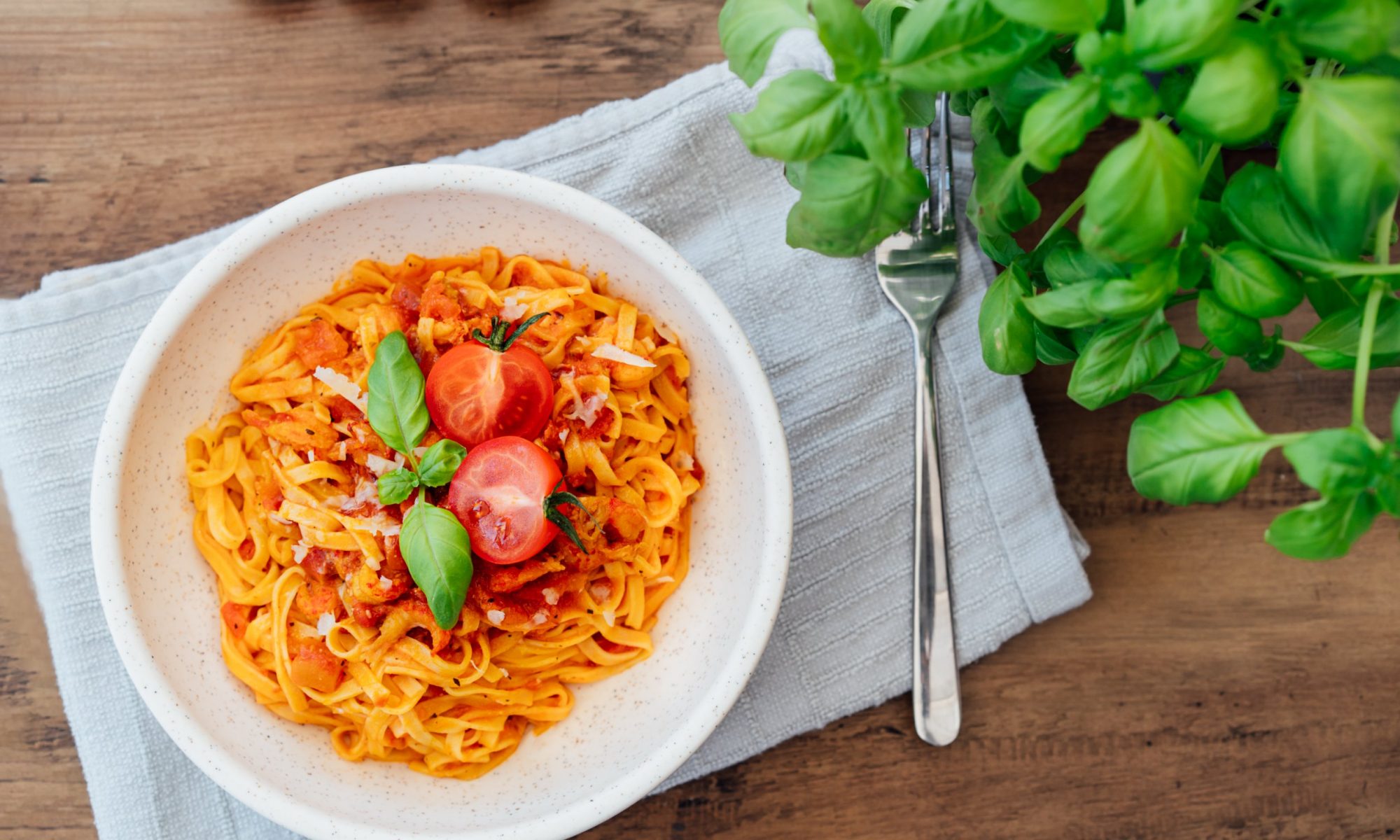 Спагетти с томатным соусом и свежими овощами