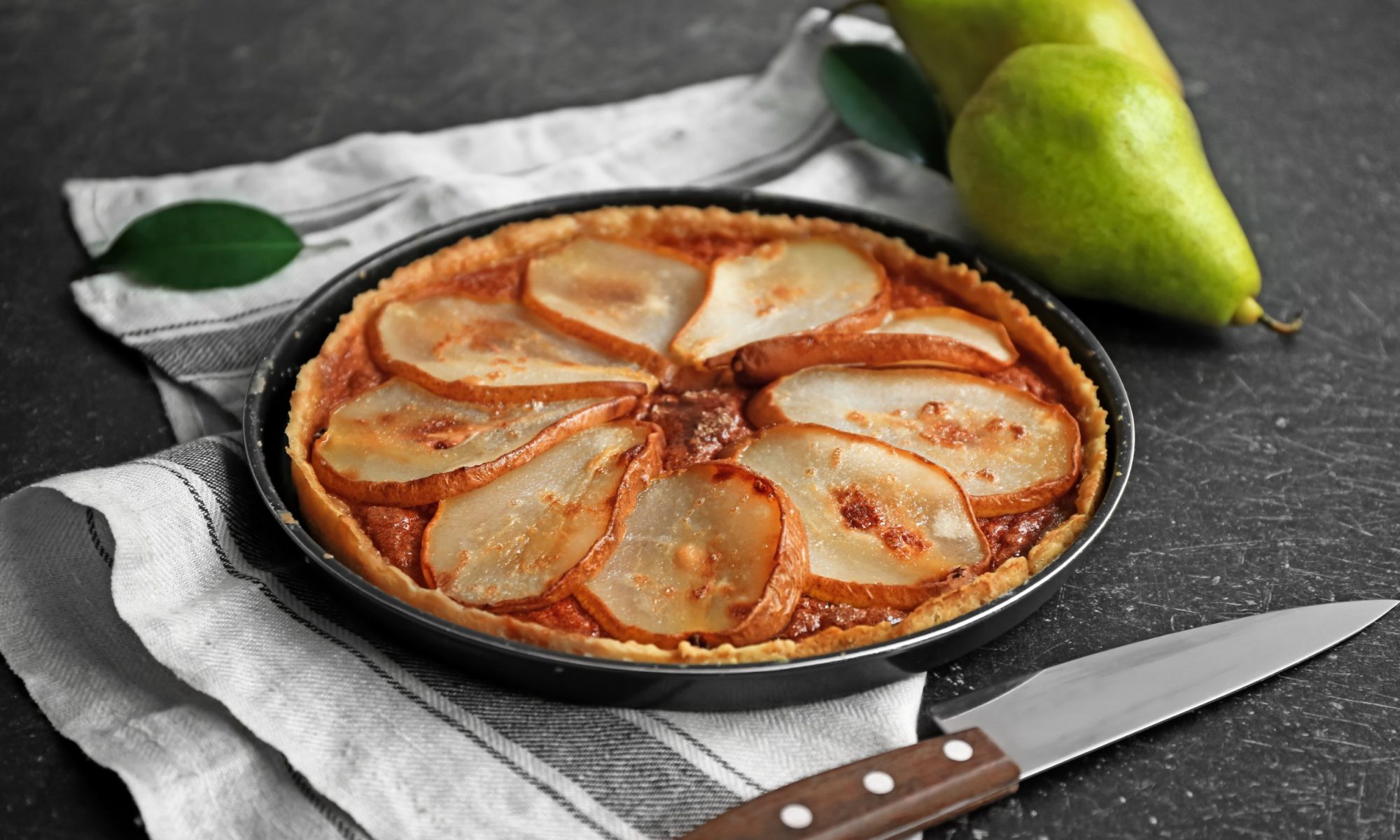 Слоеный пирог с грушей, сыром и орехами