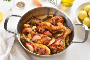 Вкусная курица с яблоками на сковороде