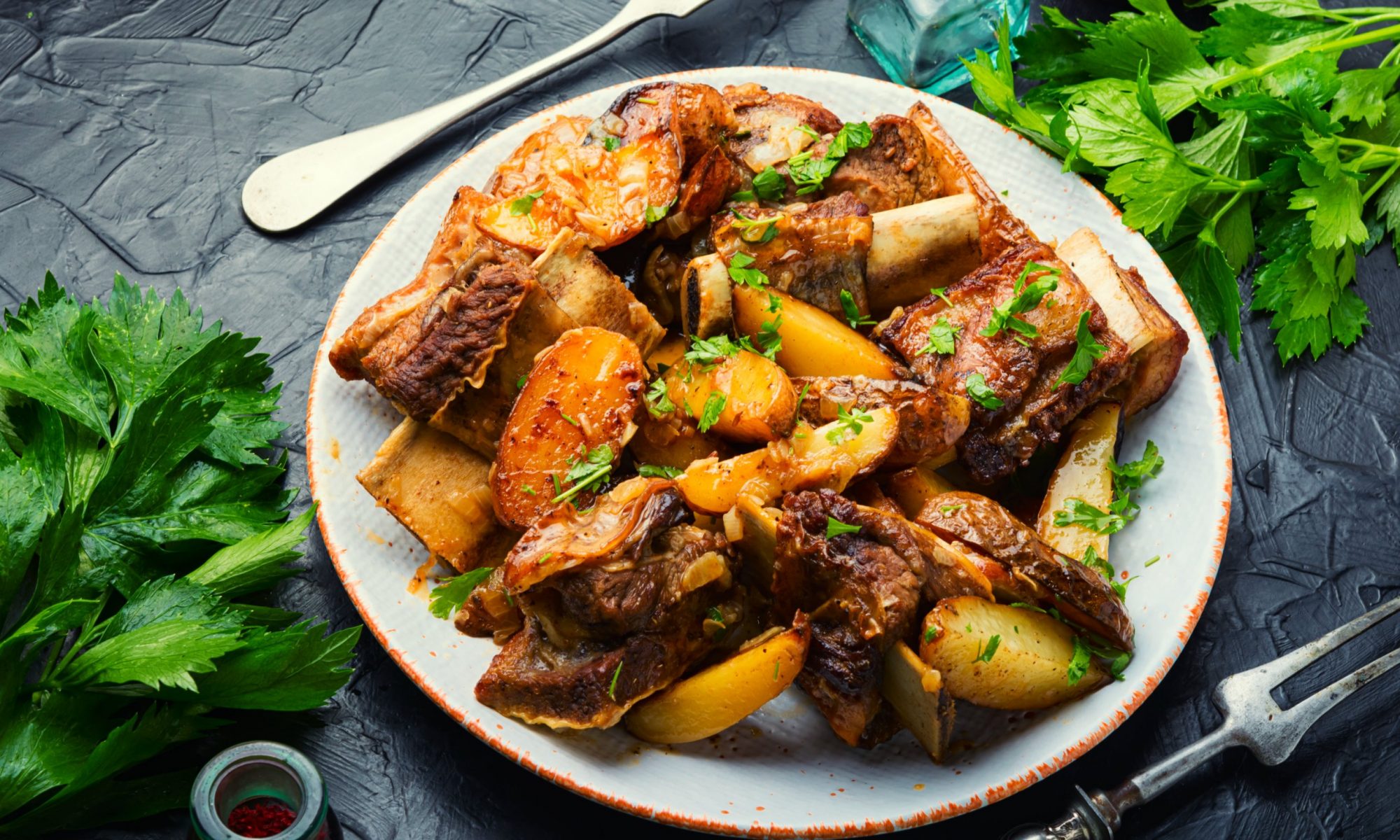 Тушеная картошка с ребрышками: сытное блюдо для всей семьи