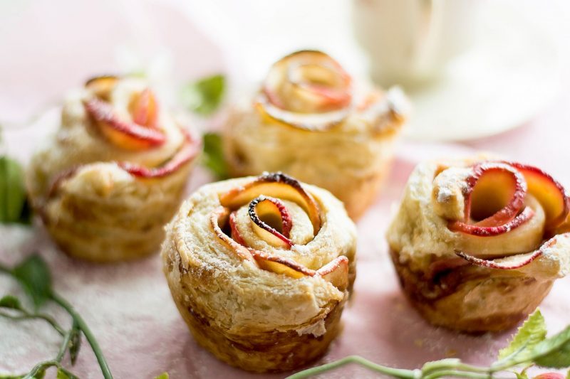 Запеченные в духовке яблоки в тесте: рецепт от Шефмаркет