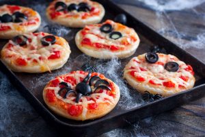 Мини-пицца с моцареллой и помидорами