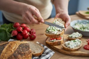 Сэндвич из цельнозернового хлеба с курицей и творожной намазкой