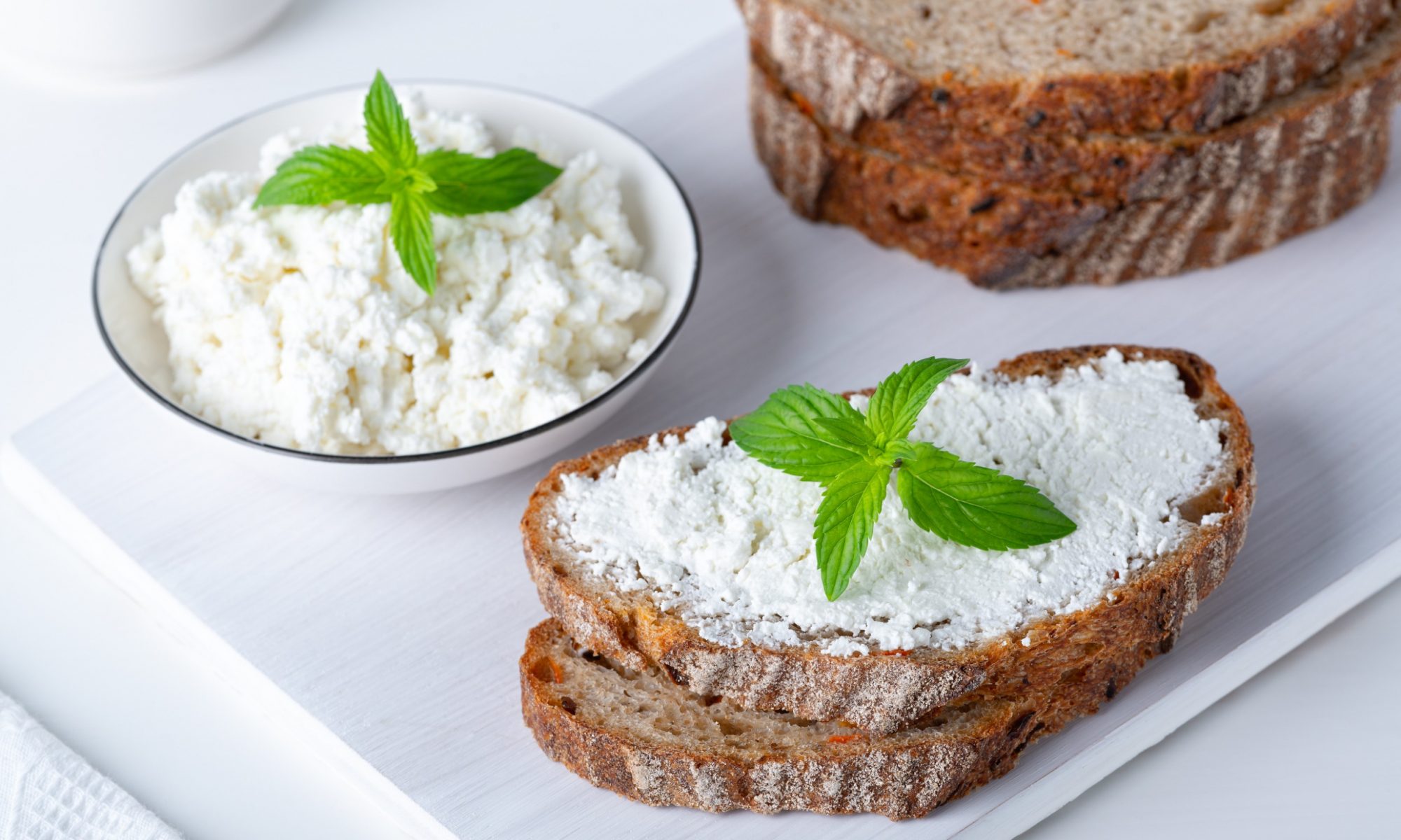 Сэндвич из цельнозернового хлеба с курицей и творожной намазкой