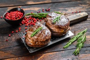 Блюдо на Новый Год: филе-миньон и грибным соусом