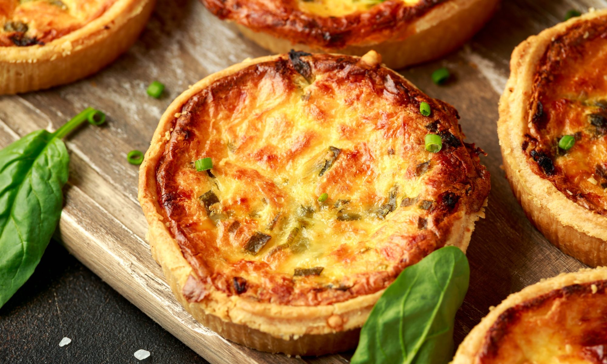 Мини-киш с креветками — изысканная закуска во французском стиле