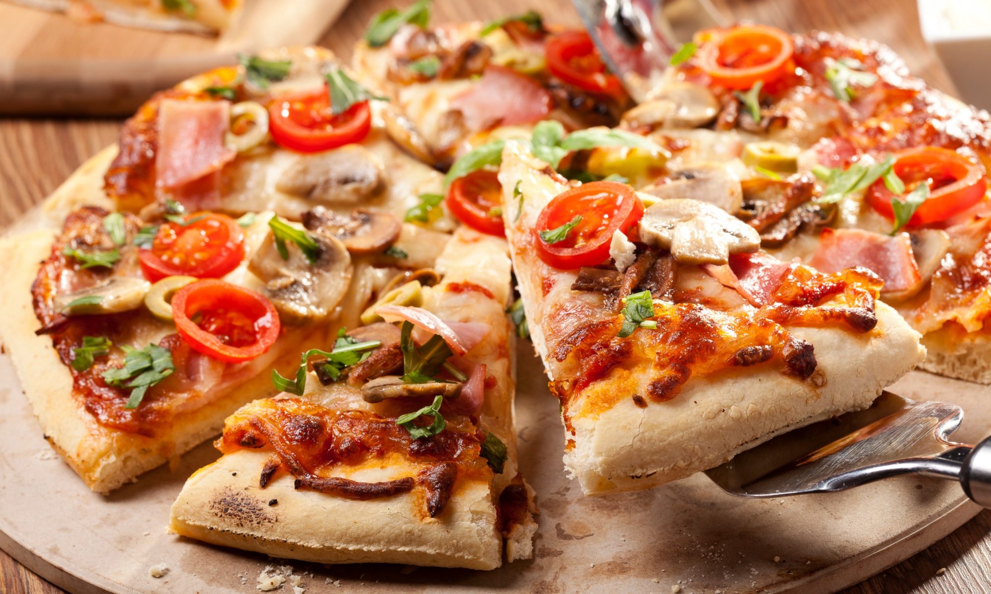 Пицца «Мясное ассорти» — сочная, ароматная и по-настоящему щедрая