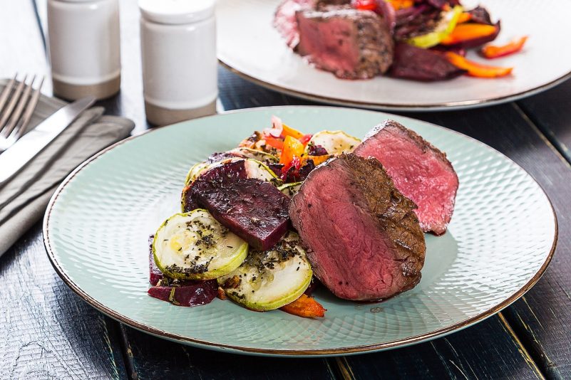 Стейк с луковыми кольцами в кляре — сытное горячее на 23 февраля