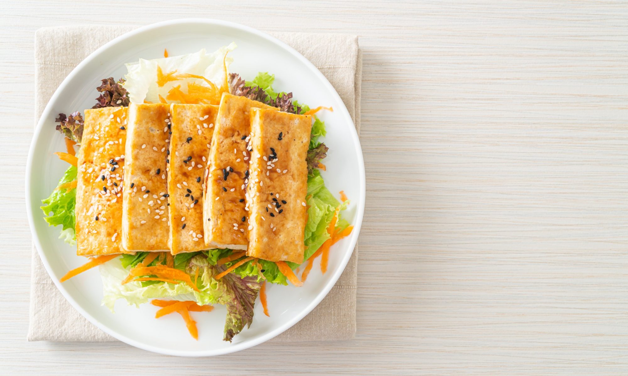 Хрустящий тофу с ореховым соусом — яркое блюдо без мяса