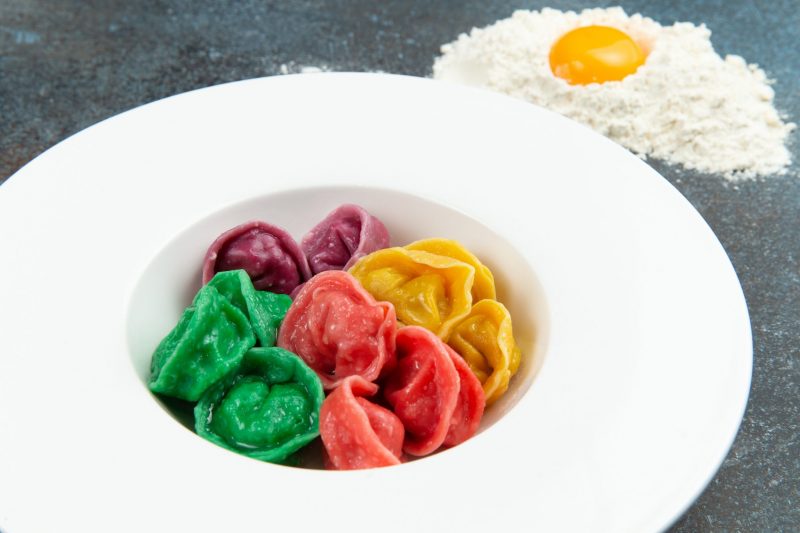 Разноцветные пельмени с мясом — яркое блюдо с домашним характером