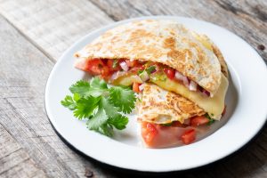 Огонь Мексики на вашей тарелке: Кесадильи с авокадо и сальсой