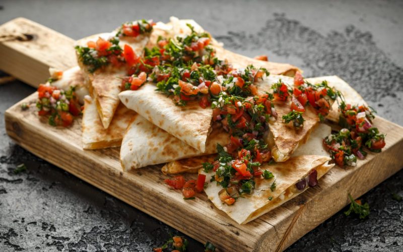 Кесадилья с ветчиной, сыром и соусом ранч