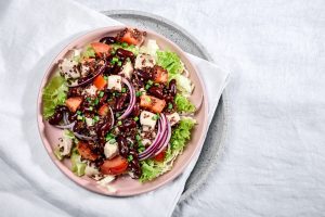 Киноа с печеными овощами и козьим сыром