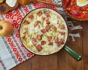 Бабка с колбасками и курицей