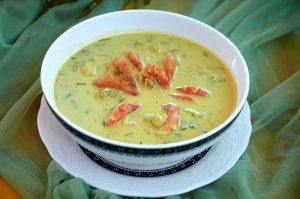 Огуречный суп с зеленой фасолью и креветками