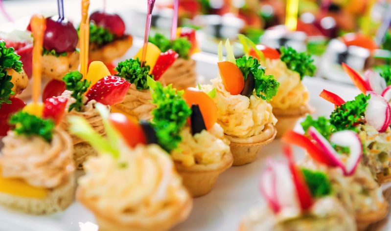 Тарталетки с крабовым мясом и сыром: изящная закуска к новогоднему столу