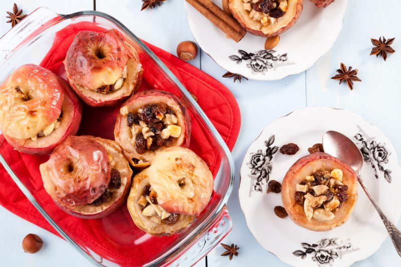 Запеченные яблоки с орехами и медом