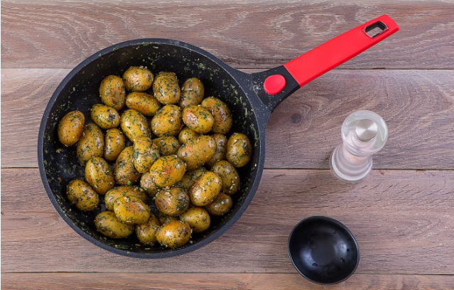 Картофель с соусами мохо