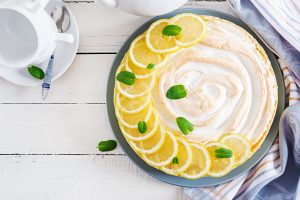 Легкий и освежающий лимонный пирог с меренгой