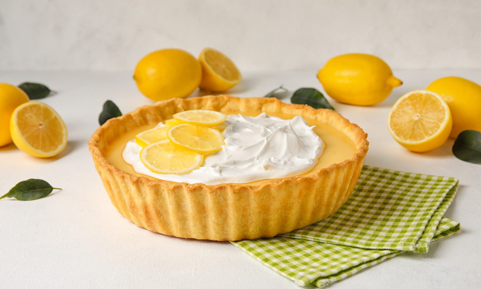Лимонный пирог с маком и взбитыми сливками