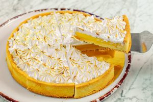 Легкий и освежающий лимонный пирог с меренгой
