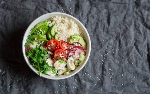 Легкий и свежий летний салат с кускусом и овощами