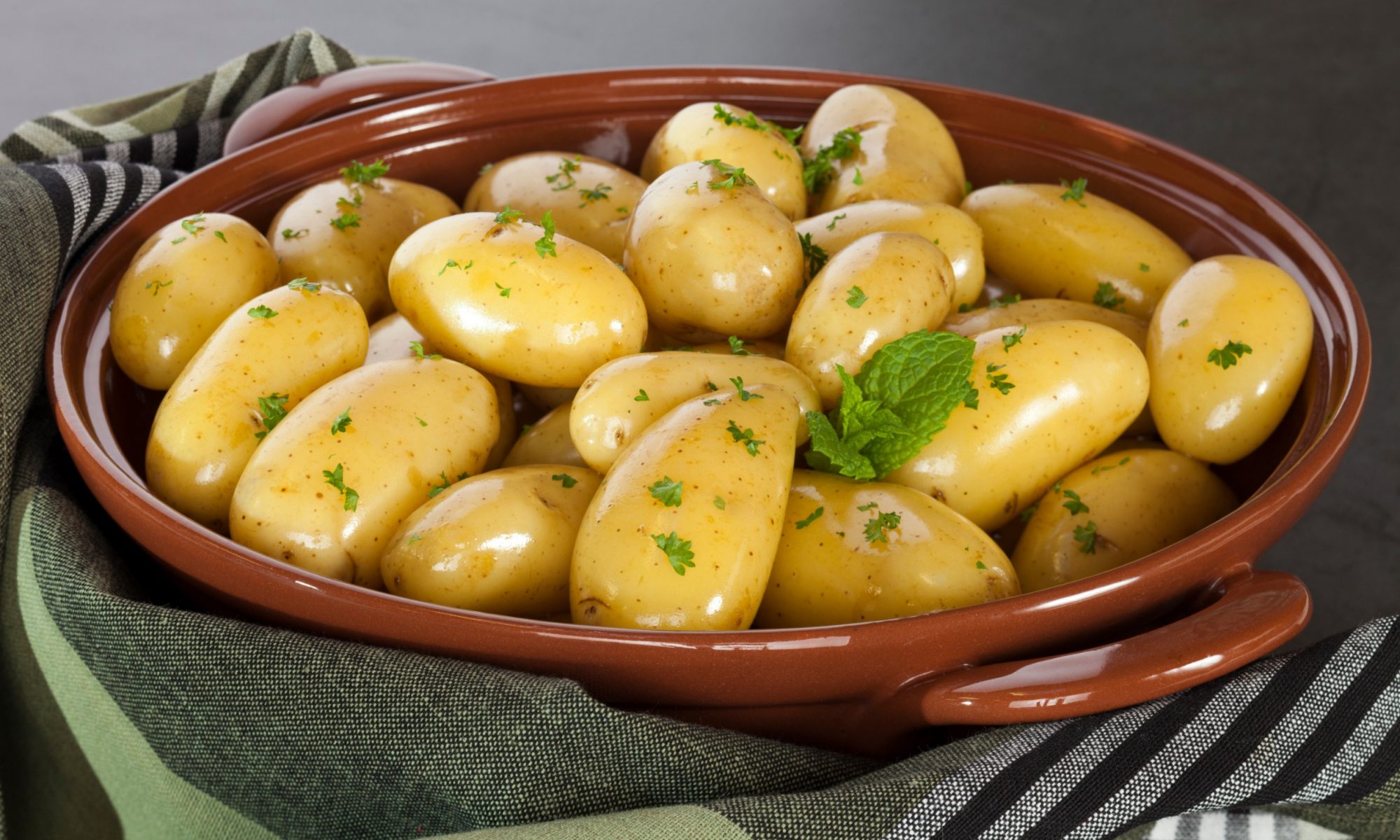 Молодой картофель с мятой и оливками
