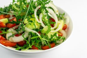 Салат из свежего перца, огурцов и кинзы: Освежающая и ароматная летняя закуска