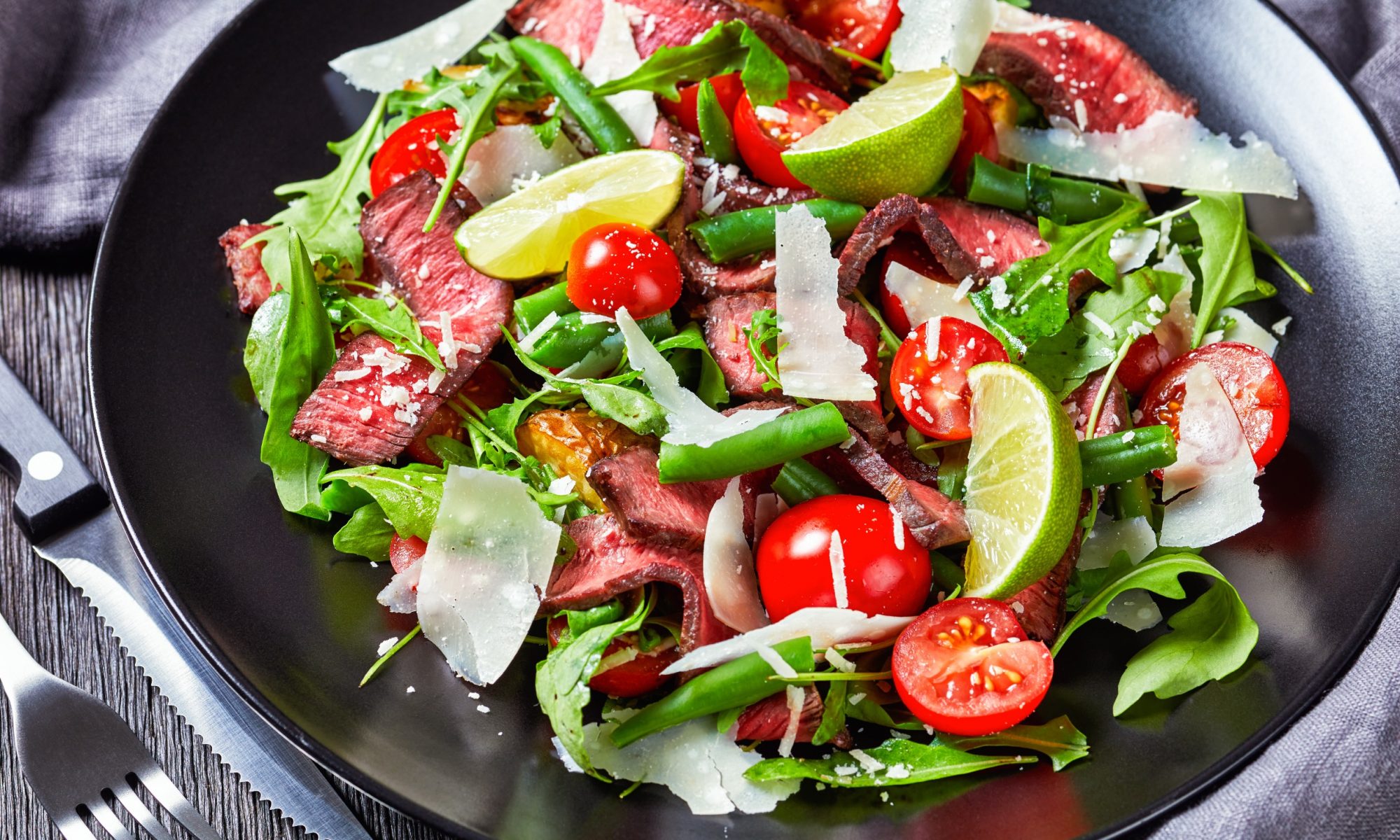 Вкусный и легкий салат с рукколой и черри-помидорами