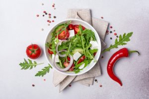Салат из свежего перца, огурцов и кинзы: Освежающая и ароматная летняя закуска
