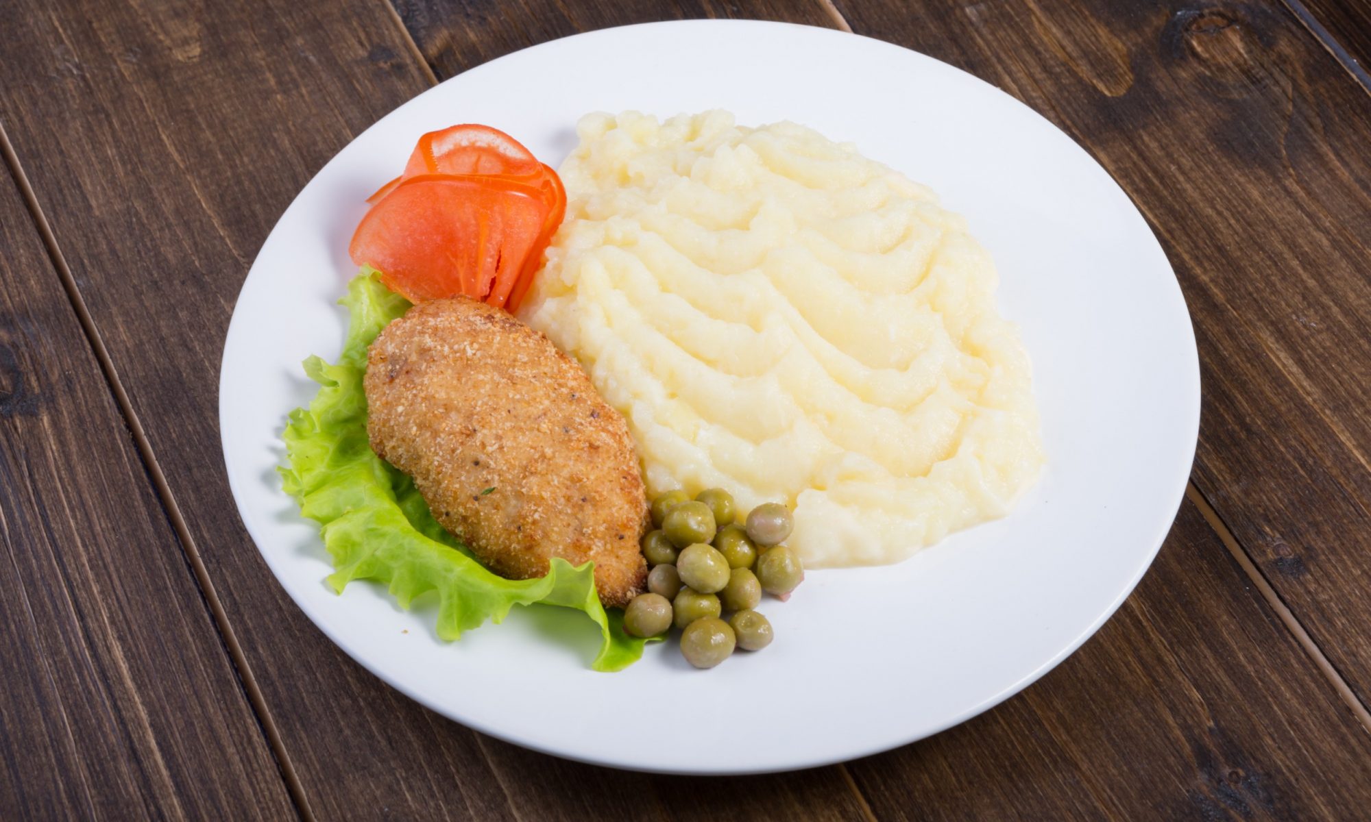 Котлеты из курицы с картофельным пюре и зеленым горошком