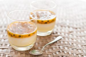 Маракуйя-манго панна кота с мятным карамельным соусом