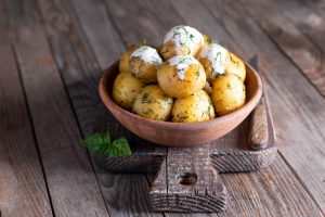 Рецепт приготовления молодого картофеля в сметане - больше вкуса и аромата!