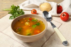 Свежий овощной суп с базиликом и пармезаном