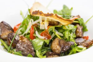 Салат с барбекю-говядиной и жареным грибом-портобелло