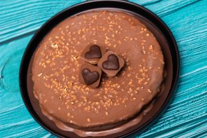 Шоколадно-ореховый пирог со сливочным кремом