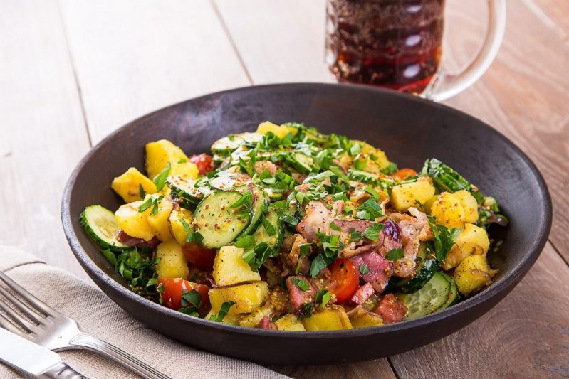 Теплый салат из печеного картофеля