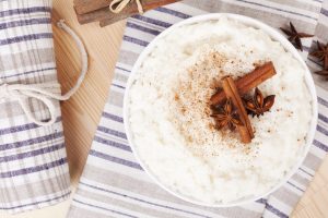 Ризогало — это традиционный греческий рисовый пудинг, который в переводе с греческого означает "рисовое молоко".
