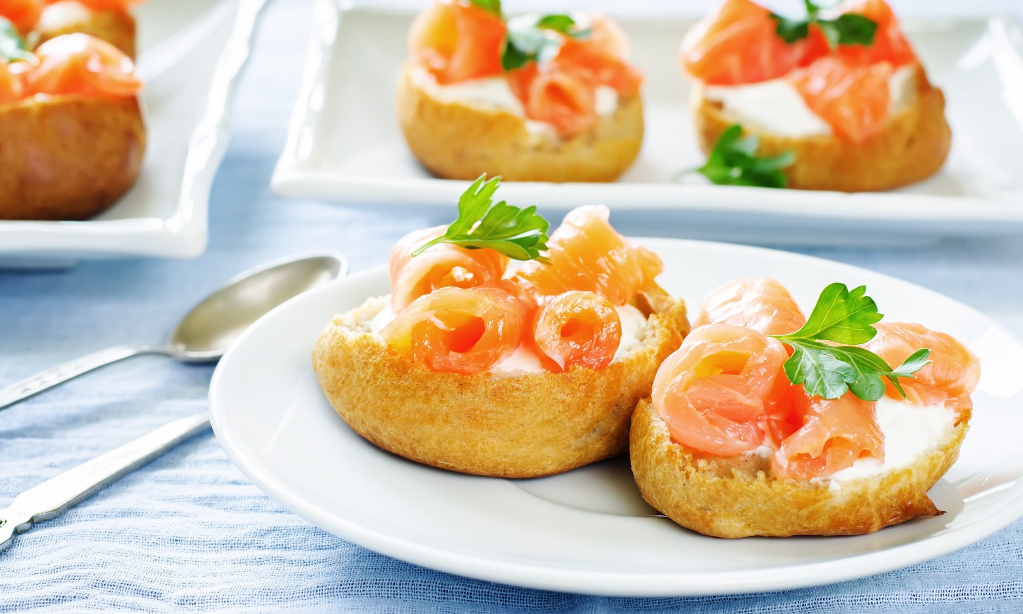 Эклеры с красной икрой и рыбой — изысканная закуска для праздничного стола