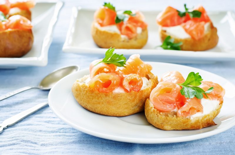 Эклеры с красной икрой и рыбой — изысканная закуска для праздничного стола