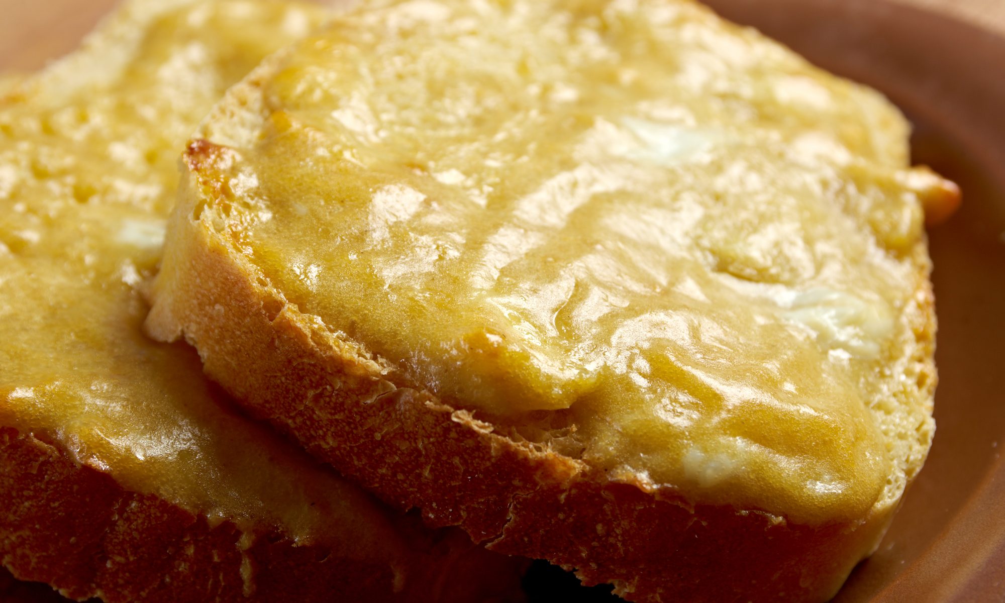 Гренки с сыром и яйцом на сковороде