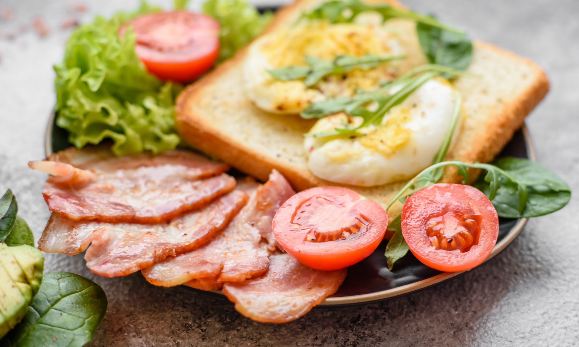 Бутерброды с яйцом и колбасой на сковороде