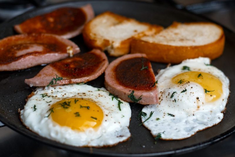Бутерброды с яйцом и колбасой на сковороде