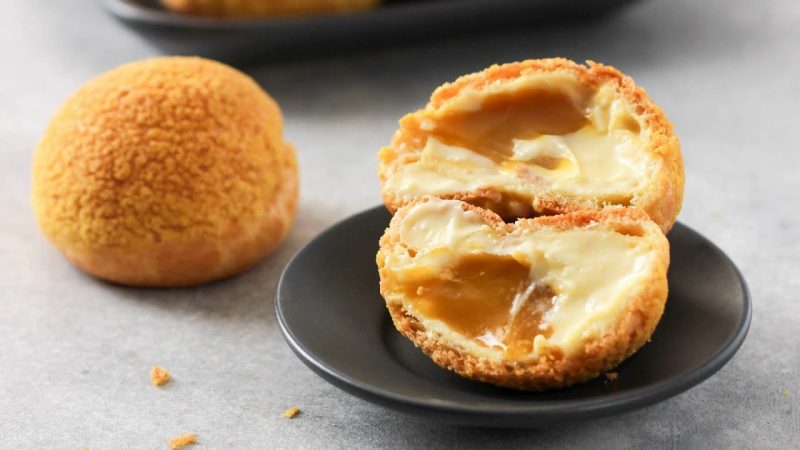 Пирожные шу с кардамоновым кракелюром и сливочным заварным кремом
