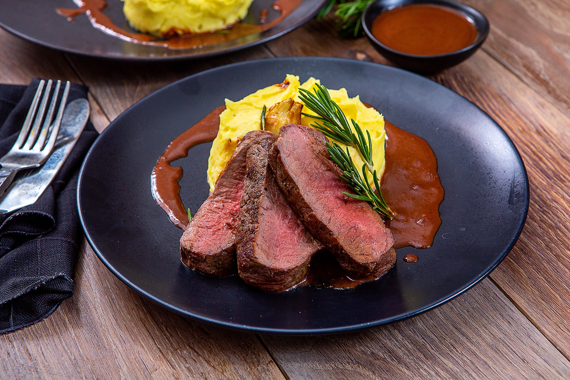 Говядина а-ля ростбиф — сочное мясо с благородной прожаркой